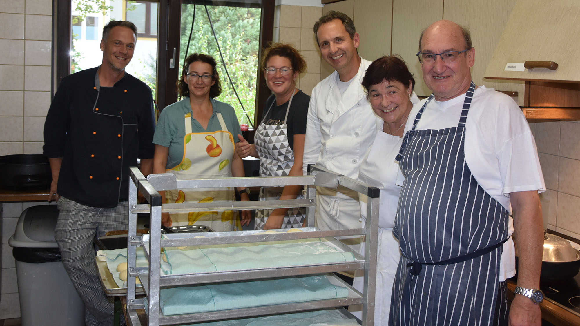 Ein bewährtes Küchenteam hat im Gemeindehaus Dampfnudeln gebacken. Dampfnudel-Bäckerinnen zuhause waren ebenso wie viele weitere Helfer vor Ort tatkräftig im Einsatz.